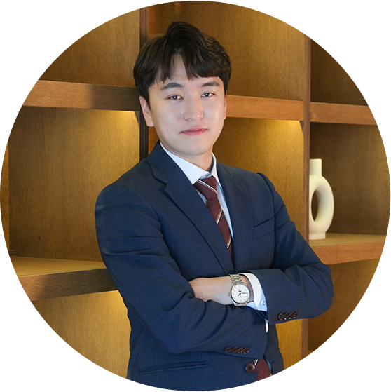 팔짱끼고있는 양진하 변호사