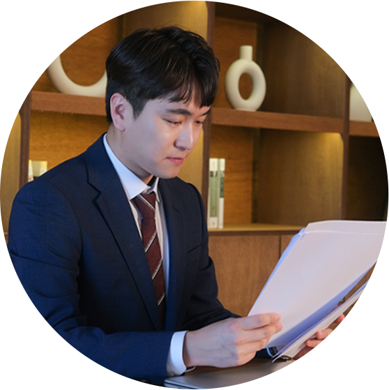 문서를 보고있는 양진하 변호사